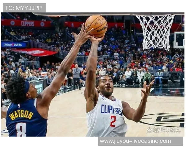 热火与国王激战正酣NBA赛场上演精彩对决球迷热情高涨