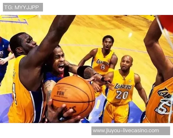 艾弗森与詹姆斯的传奇对决:篮球历史上的两位巨星之争与影响 艾弗森与詹姆斯的传奇对决:篮球历史上的两位巨星之争与影响